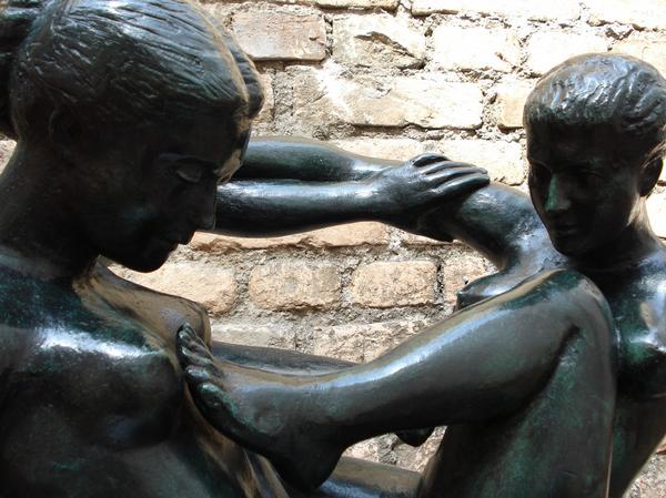 Dois nus femininos entrelaçados, escultura de José Pedrosa. Acervo da Pinacoteca do Estado. Fotografia de Moyarte - Mônica Yamagawa.