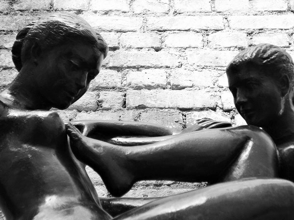 Dois nus femininos entrelaçados, escultura de José Pedrosa. Acervo da Pinacoteca do Estado. Fotografia de Moyarte - Mônica Yamagawa.