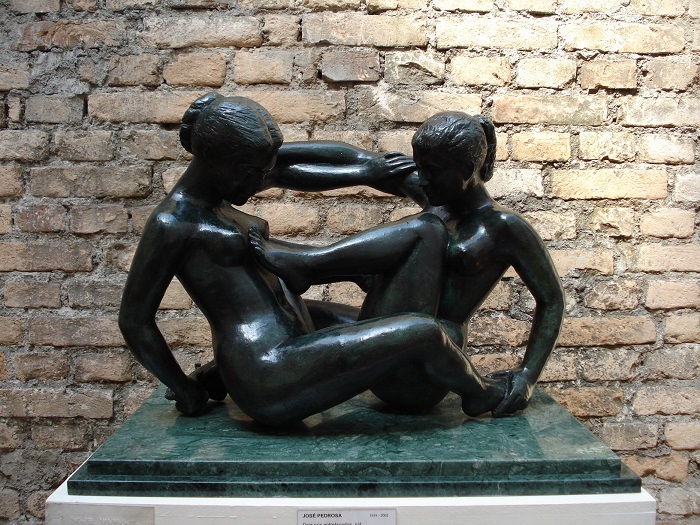 Dois nus femininos entrelaçados, escultura de José Pedrosa. Acervo da Pinacoteca do Estado. Fotografia de Moyarte - Mônica Yamagawa.