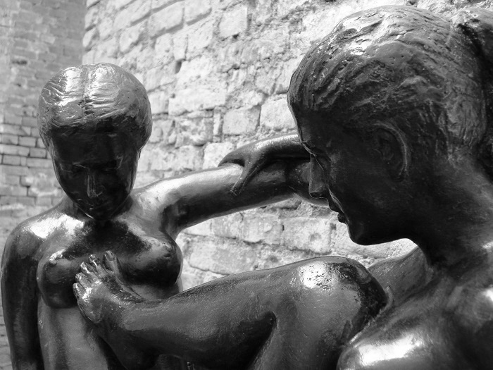 Dois nus femininos entrelaçados, escultura de José Pedrosa. Acervo da Pinacoteca do Estado. Fotografia de Moyarte - Mônica Yamagawa.