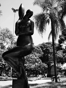 A Portadora de Perfume, escultura de Victor Brecheret. Acervo Pinacoteca do Estado. Jardim da Luz. Centro de São Paulo. Fotografia: Moyarte - Mônica Yamagawa.