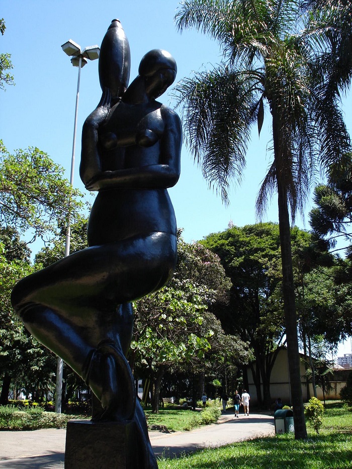 A Portadora de Perfume, escultura de Victor Brecheret. Acervo Pinacoteca do Estado. Jardim da Luz. Centro de São Paulo. Fotografia: Moyarte - Mônica Yamagawa.