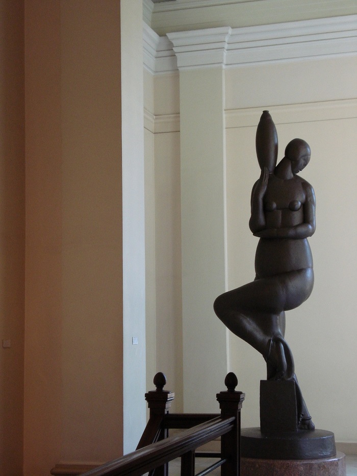 A Portadora de Perfume, escultura de Victor Brecheret. Acervo Pinacoteca do Estado. Jardim da Luz. Centro de São Paulo. Fotografia: Moyarte - Mônica Yamagawa.